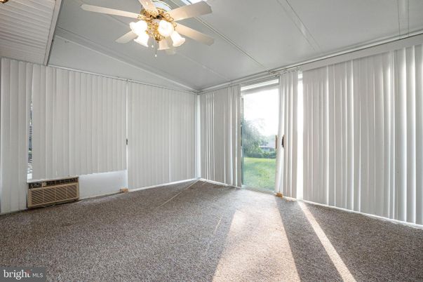 Empty room, Interior