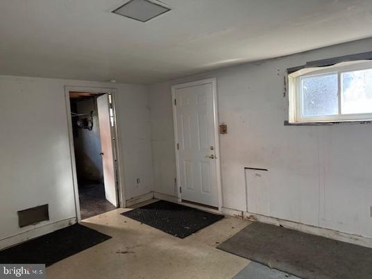 Empty room, Interior