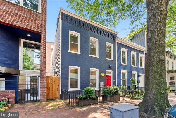 Exterior, Facade, Brick Facade, Rowhouse