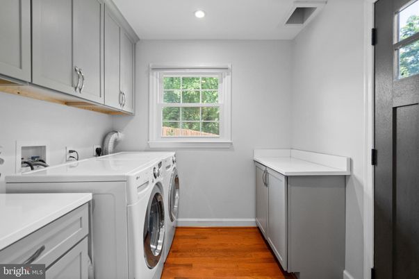 Interior, Recessed Lighting, Washer, Wood Texture Flooring