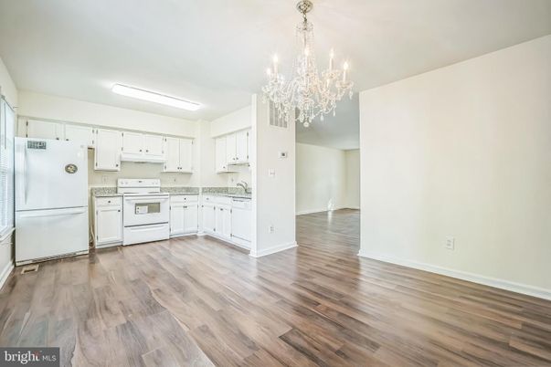 Chandelier, Interior, Kitchen, Wood Texture Flooring