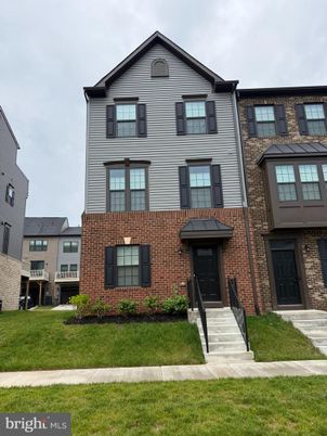 Exterior, Facade, Brick Facade, Rowhouse