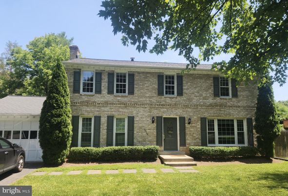 Attached, Exterior, Facade, Brick Facade, Georgian