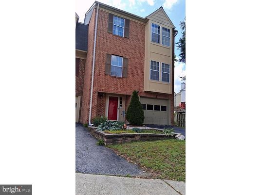 Attached, Exterior, Facade, Brick Facade, Rowhouse