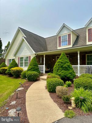 Exterior, Facade, Ranch