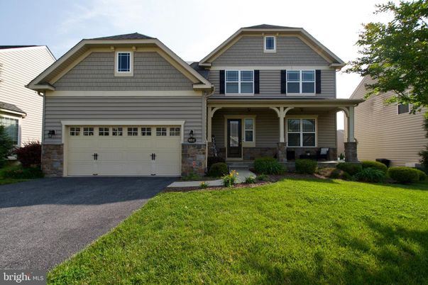 Attached, Exterior, Facade, American Craftsman