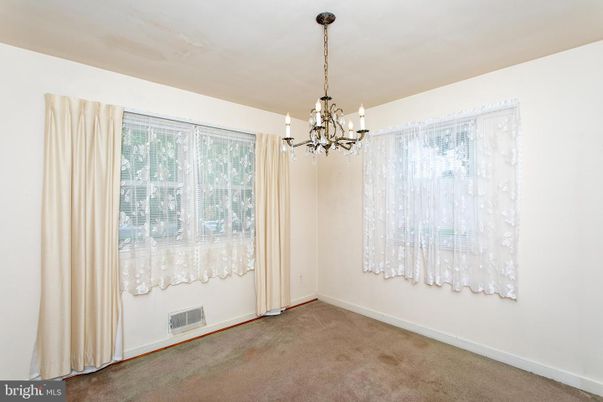 Chandelier, Empty room, Interior, Pendant Lights