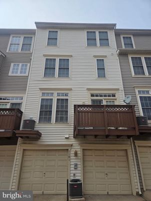 Attached, Exterior, Facade, Rowhouse