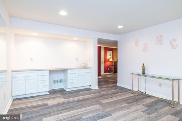 Interior, Recessed Lighting, Wood Texture Flooring
