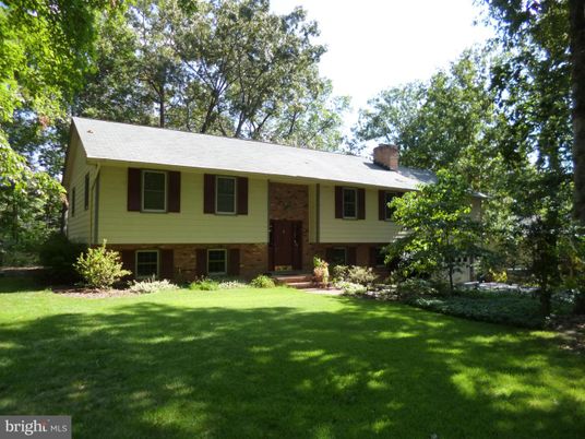 Exterior, Facade, Raised Ranch