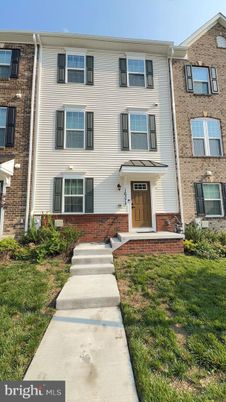 Exterior, Facade, Brick Facade, Rowhouse