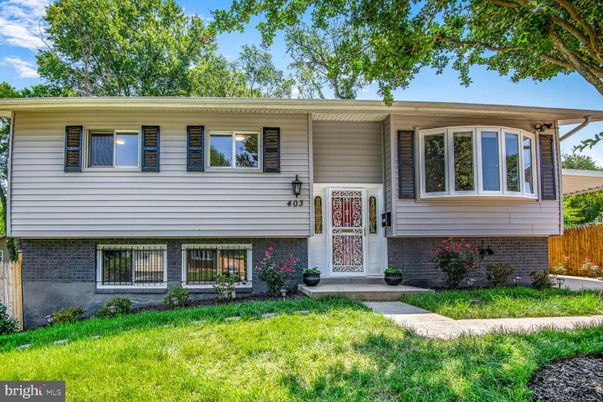 Exterior, Facade, Raised Ranch
