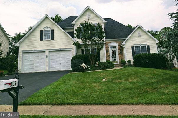 Attached, Exterior, Facade, Farmhouse