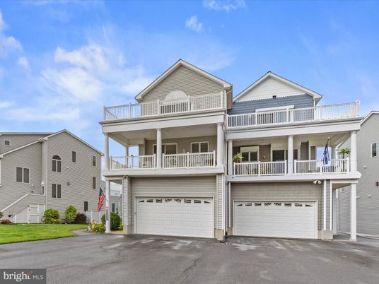 Attached, Exterior, Facade, Rowhouse