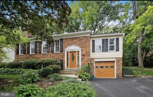 Attached, Exterior, Facade, Brick Facade, Raised Ranch