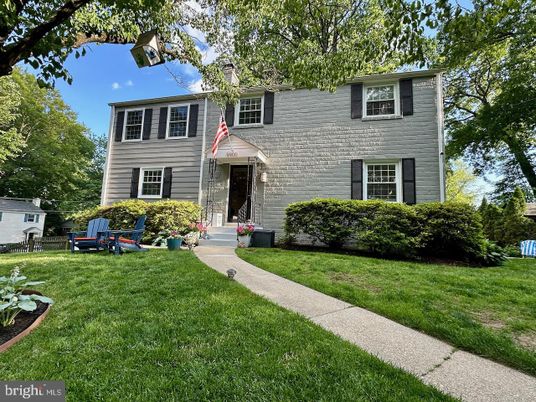 Backyard, Exterior, Facade, Raised Ranch