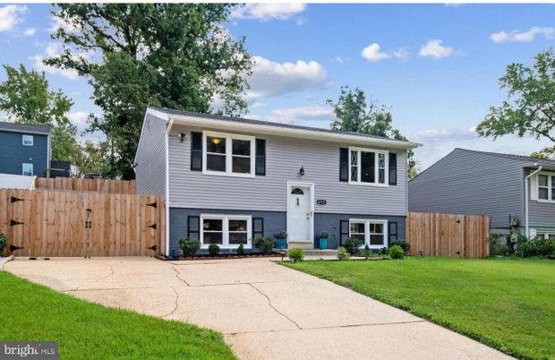 Exterior, Facade, Raised Ranch