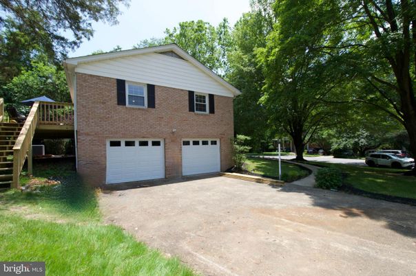 Attached, Exterior, Facade, Brick Facade, Split Level