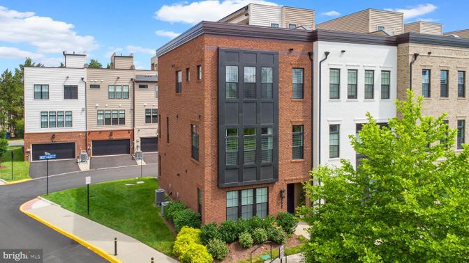 Exterior, Facade, Brick Facade, Rowhouse