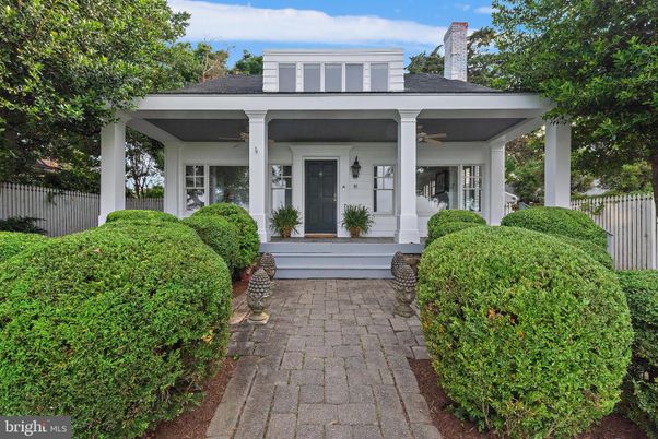 Exterior, Facade, American Foursquare