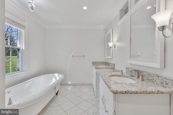 Bathroom, Dual Sink Vanities, Interior, Recessed Lighting