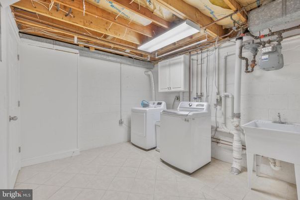 Interior, Washer, Wooden Beams