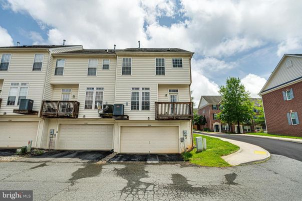 Attached, Exterior, Facade, Rowhouse