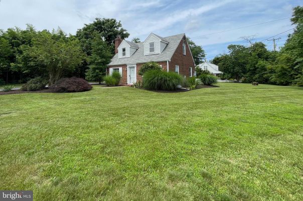 Attached, Backyard, Exterior, Facade, Brick Facade, Cape Cod