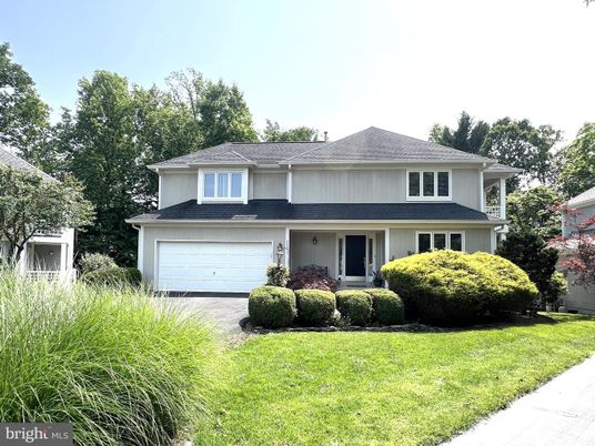 Attached, Exterior, Facade, Split Level