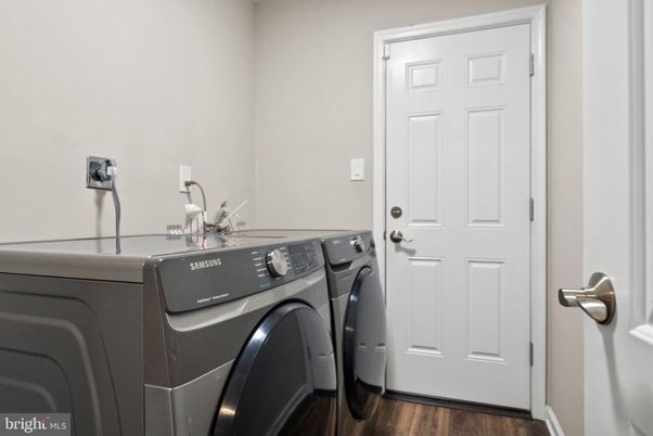 Interior, Washer, Wood Texture Flooring