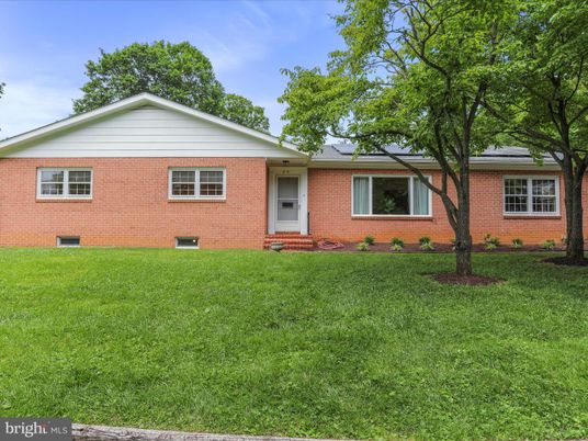Exterior, Facade, Brick Facade, Ranch