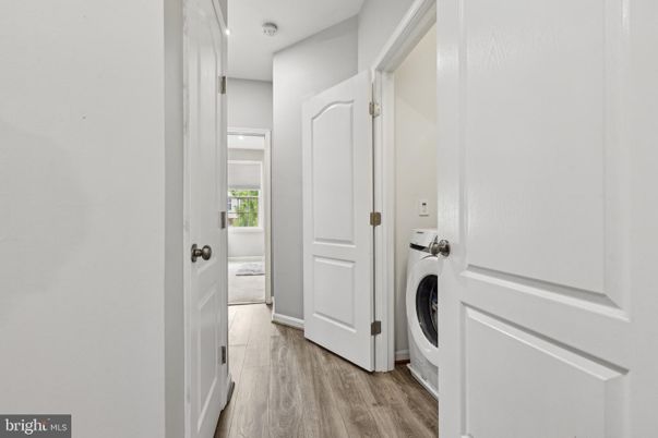 Interior, Recessed Lighting, Washer, Wood Texture Flooring