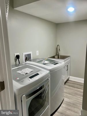 Interior, Recessed Lighting, Washer, Wood Texture Flooring