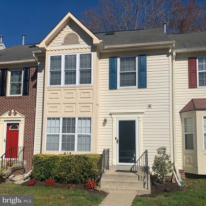 Exterior, Facade, Rowhouse