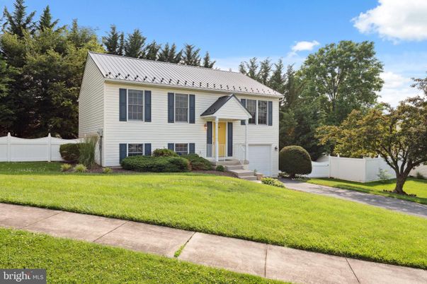 Attached, Exterior, Facade, Raised Ranch