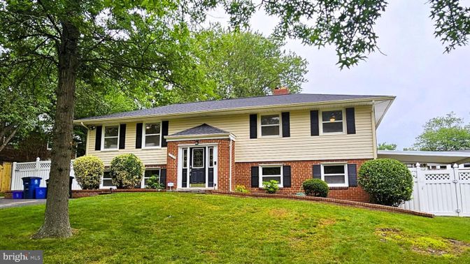 Attached, Exterior, Facade, Brick Facade, Raised Ranch