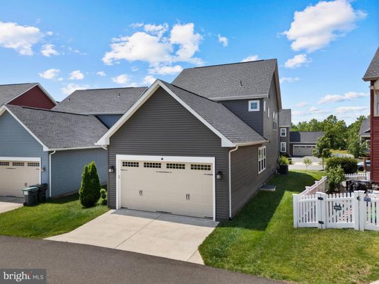 Attached, Exterior, Facade, American Craftsman