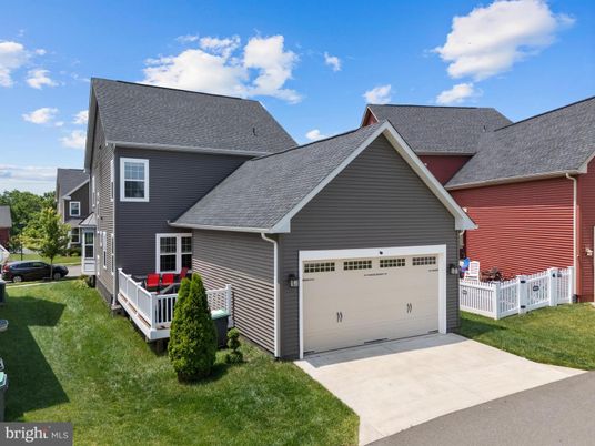 Attached, Exterior, Facade, American Craftsman