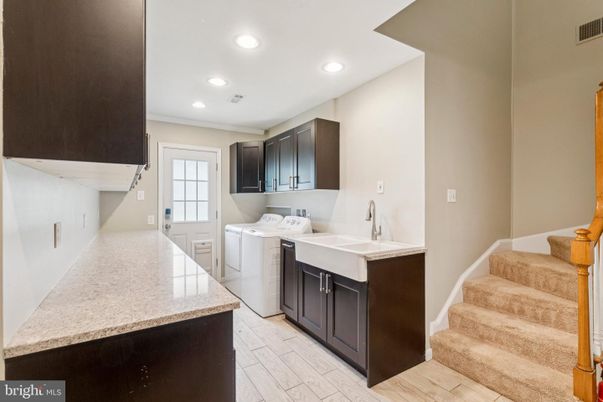 Interior, Recessed Lighting, Washer, Wood Texture Flooring