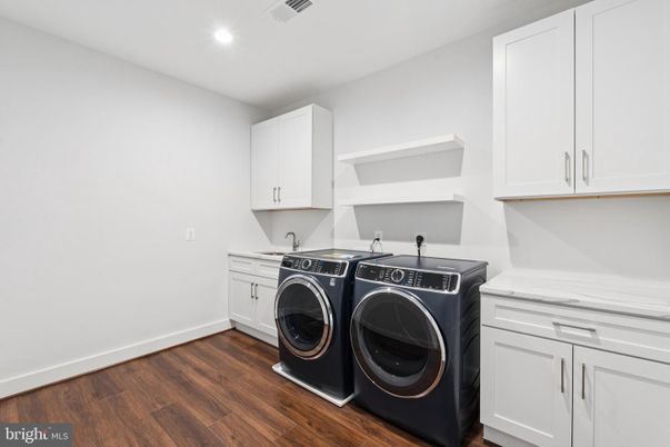 Interior, Recessed Lighting, Washer, Wood Texture Flooring
