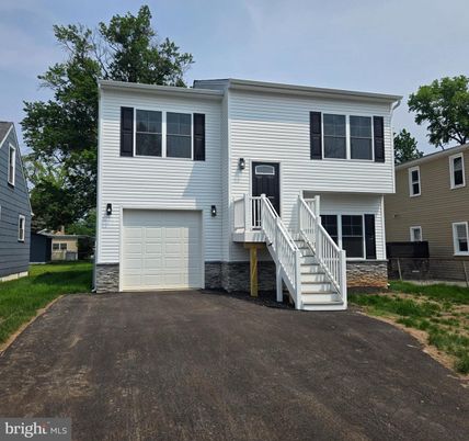 Attached, Exterior, Facade, Raised Ranch