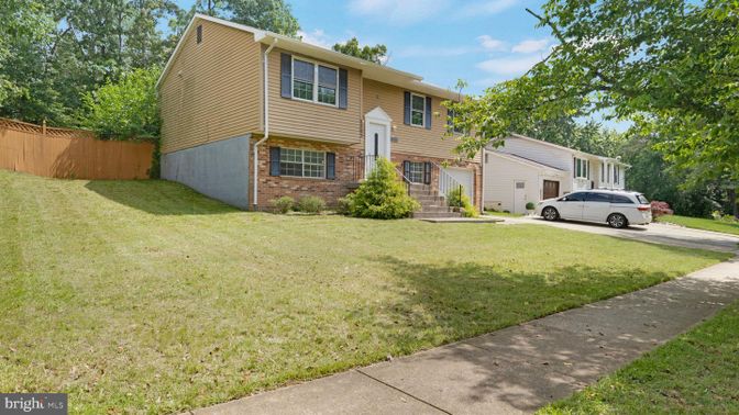 Attached, Exterior, Facade, Brick Facade, Raised Ranch
