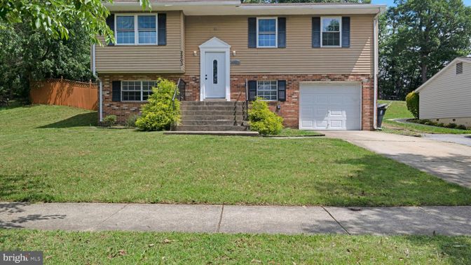 Attached, Exterior, Facade, Brick Facade, Raised Ranch