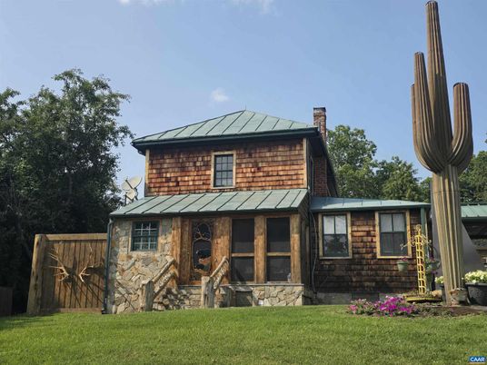 Backyard, Exterior, Facade, Split Level