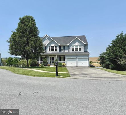 Attached, Exterior, Facade, Farmhouse