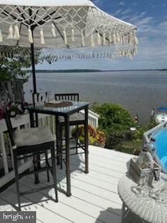 Exterior, Pool, Water