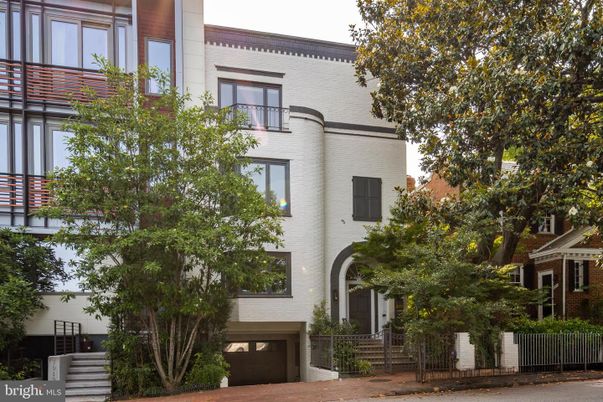 Attached, Exterior, Facade, Rowhouse