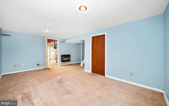 Empty room, Interior