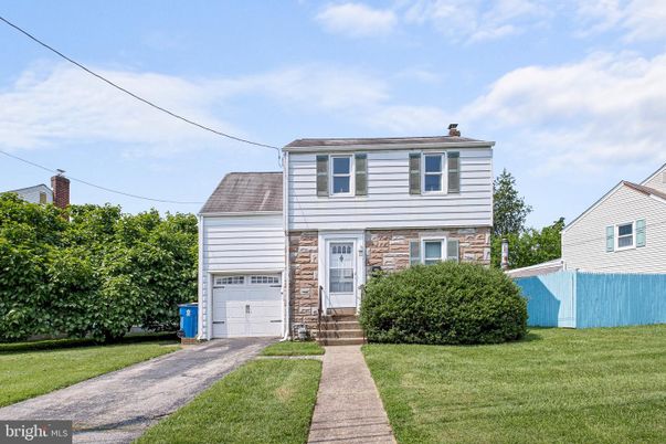 Attached, Exterior, Facade, Raised Ranch