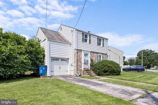 Attached, Exterior, Facade, Cape Cod